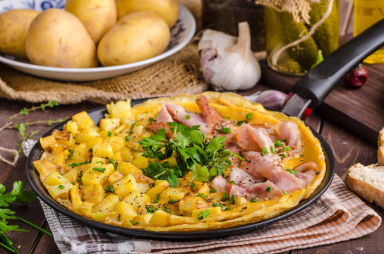 Frittata with herbs and ham