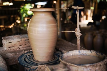 Fototapeta na wymiar earthenware artistic.. Forming and moldingto