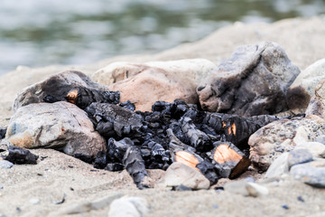 Fototapeta na wymiar 河原にある焚火の残骸