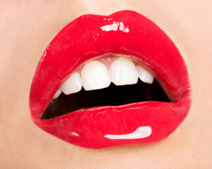 Fototapeta premium Usta kobiety z czerwoną szminką.