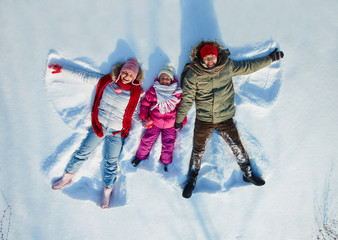 Obraz premium Family in snow