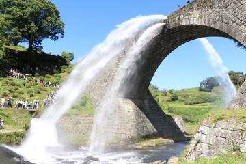 通潤橋の放水