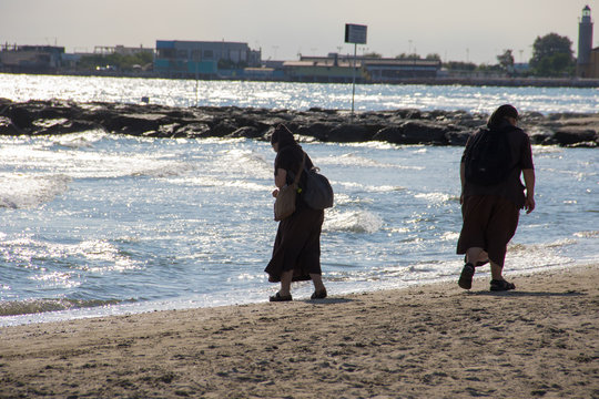 Suore a passeggio sulla spiaggia do Cesenatico