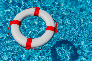 Rettungsring in einem Pool
