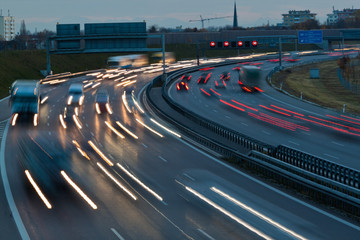 Autos auf Autobahn bei Nacht - obrazy, fototapety, plakaty