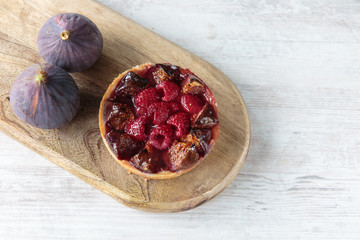 Figs and raspberries pie