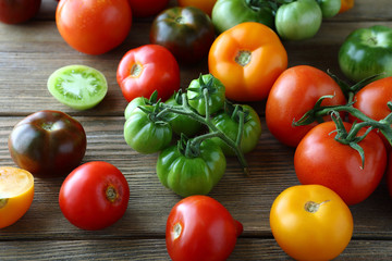 assorted green and ripe tomatoes on boards