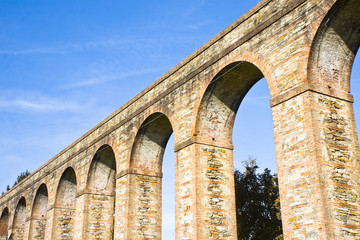 Obraz premium Roman aqueduct in the Italian city of Lucca