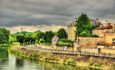 Fototapeta na wymiar The embankment of the river Charente in Saintes - France