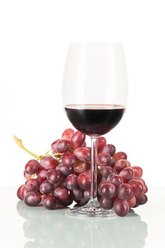 Rote Weintrauben und Rotwein im Weinglas
