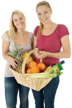 Frau mit Freundin beim Einkaufen und Shopping in Supermarkt oder Discounter