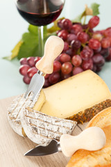 Wein und Weintrauben mit Käseplatte und Baguette