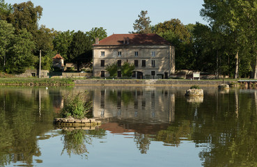 Fototapeta na wymiar house reflected in the Burgundy Canal, France