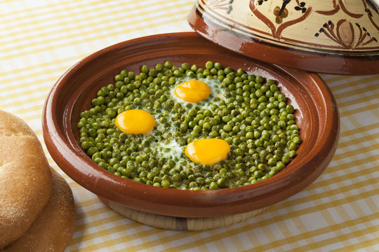  Moroccan tajine with green peas and eggs