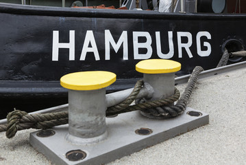 Aufschrift HAMBURG auf Schiff am Pier, selektive Schärfe