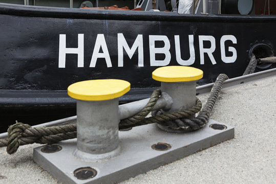 Aufschrift HAMBURG auf Schiff am Pier, selektive Sch&auml;rfe