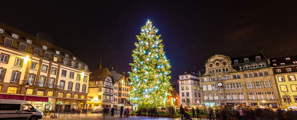 Fototapeta na wymiar Christmas tree in Strasbourg, 