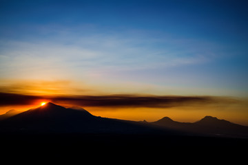 Obraz na płótnie Canvas Закат солнца над горой