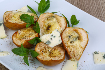 Baked pear with blue cheese