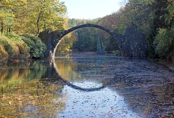 Papier Peint photo autocollant Le Rakotzbrücke Pont de basalte dans le parc de Kromlauer