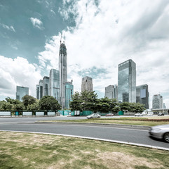 Fototapeta premium nowoczesna ulica miasta i wieżowce
