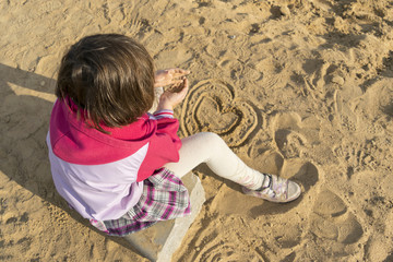 Девочка на пляже нарисовала сердце