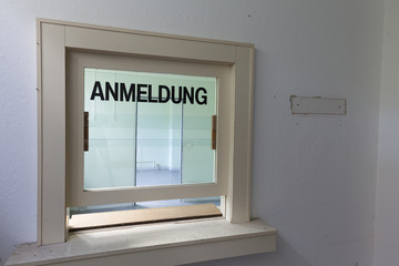 Anmeldung in verlassener Arztpraxis
