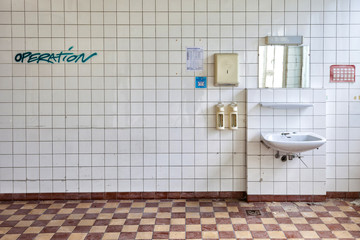 Operationssaal in einem verlassenen Krankenhaus
