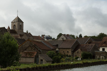 Fototapeta na wymiar the village of Vandenesse on the banks of the Burgundy Canal, France