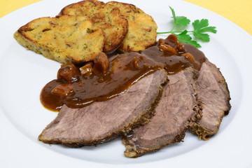 Sauerbraten mit Backobstsauce