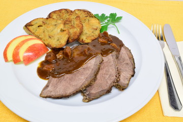 Sauerbraten mit Backobstsauce
