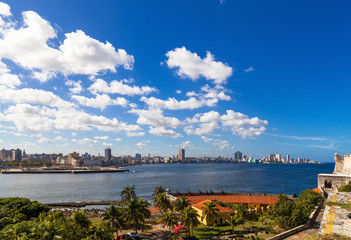 Kuba Havanna Skyline mit den Kanonen von el Morro im Vordergrund