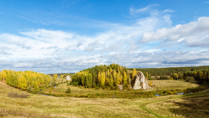 осенний пейзаж со скалой на берегу реки © 7ynp100