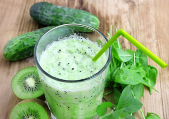Healthy Detox Smoothie with Spinach, Kiwi and Cucumbers