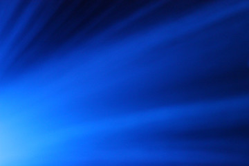 Blauer Lichtschein im Dunkeln