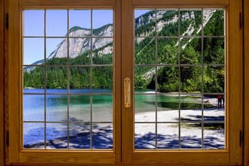 Lago alpino dalla finestra