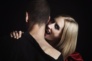 femme vampire mordant homme dans le cou 