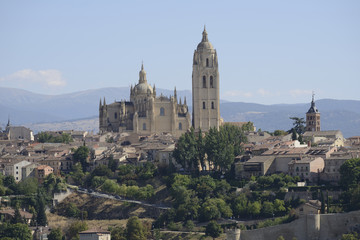 Fototapeta na wymiar Vista panorámica de la Catedral de Segovia