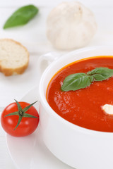 Tomatensuppe Tomaten Suppe in Suppentasse mit Baguette