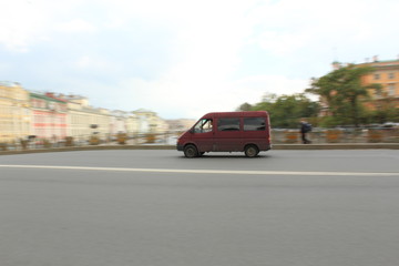 красная газель на мосту