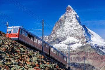 Selbstklebende Fototapete Matterhorn Matterhorn-Gipfel mit einem Zug in der Schweiz