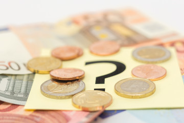 Fragezeichen hinter dem Geld