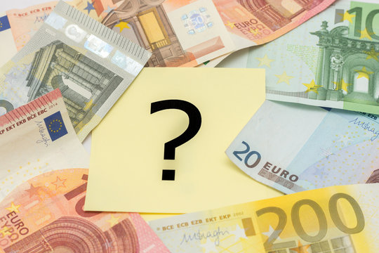 Fragezeichen hinter dem Geld