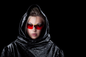 Frau Gesicht verhüllt mit Laserschutzbrille Porträt