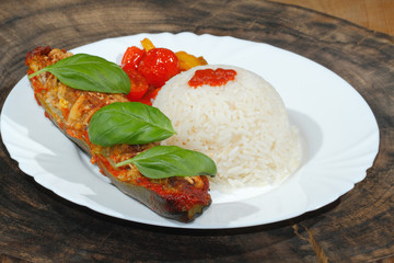Gefüllte Zucchini, Reis, gedünstete Paprika und Tomaten, Gemüse,