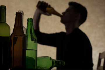 Fototapeta Teenager drinking beer obraz