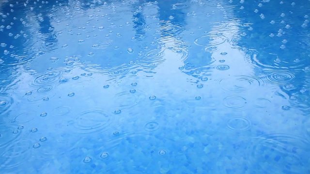 
Raindrops are broken with splashes falling on the surface of the water