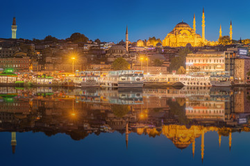 Obraz premium Istanbul skyline from Galata bridge by night
