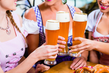 Makro von Leuten beim Bier trinken in Bayern