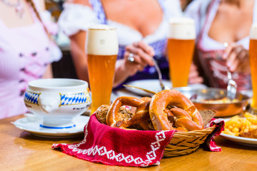 Gäste in bayerischem Restaurant beim Essen